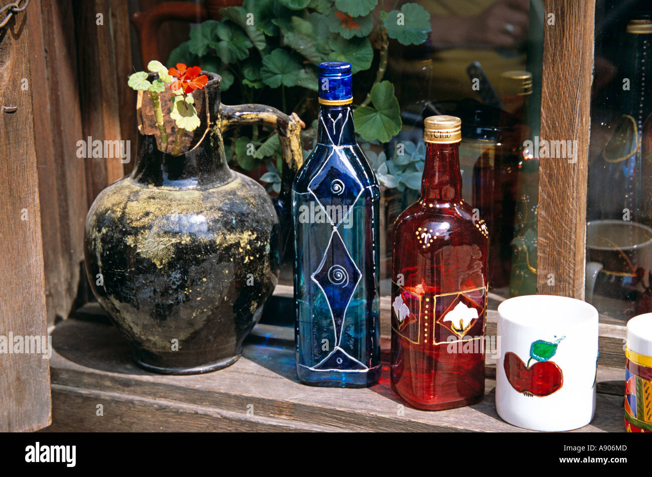 Visualización de botellas de vidrio pintados a mano, taza y pot fuera de  tienda de artesanía y regalos, Veliko Tarnovo, Bulgaria Fotografía de stock  - Alamy