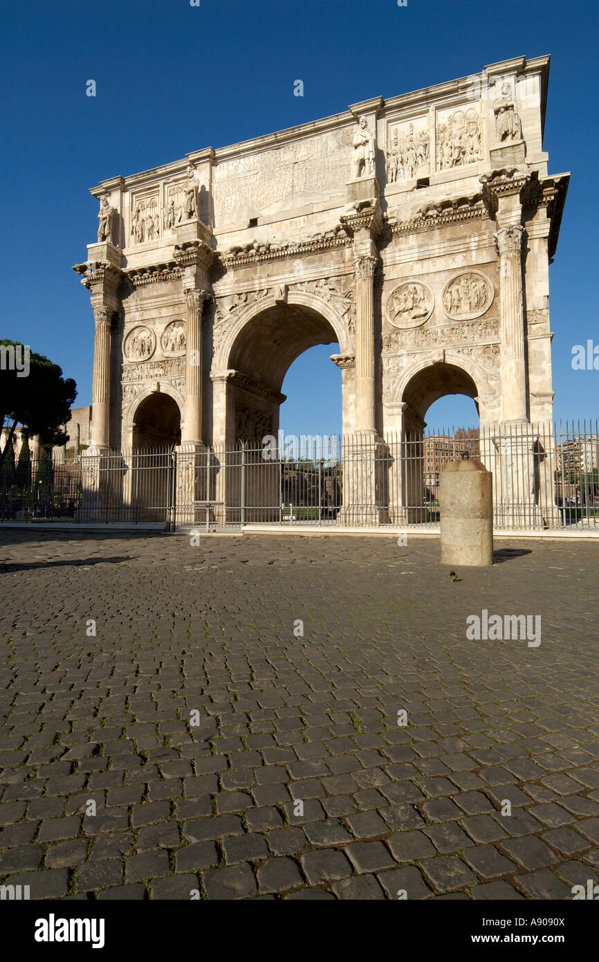Roma, Italia El arco triunfal de Constantino en Piazza del Colosseo Foto de stock
