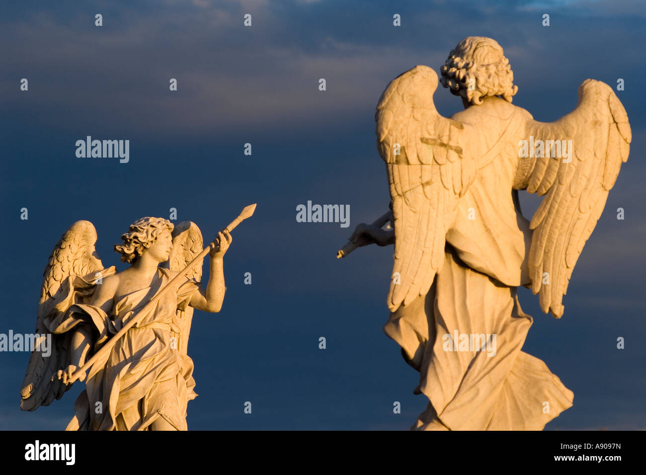 Roma Italia barroco Bernini angel esculturas sobre el Ponte Sant' Angelo Foto de stock