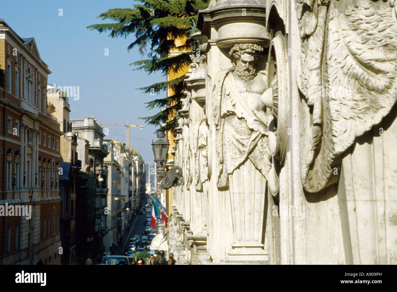Italia Roma estatuas la línea fuera del Palazzo Barberini via delle quattro Fontane Foto de stock