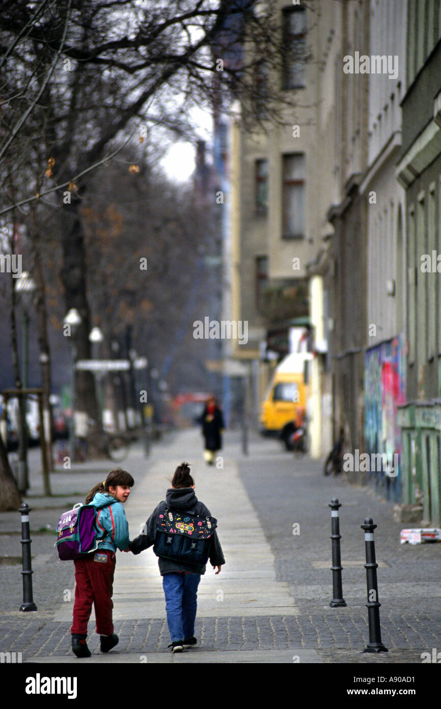 Los niños de la escuela de Berlín a pie a su casa Foto de stock