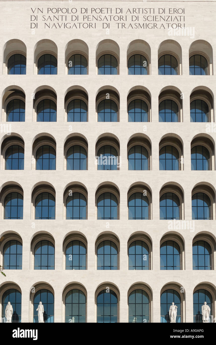 Roma. Italia. EUR. Palazzo della Civiltà Italiana aka Palazzo della Civiltà del Lavoro. Foto de stock