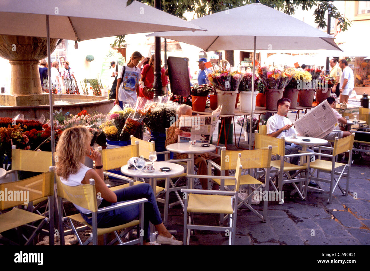 Personas sentadas en mesas de bar cafetería francés al aire libre junto al  mercado de flores de verano Grasse Alpes Maritimes Provence, Sur de Francia  Fotografía de stock - Alamy