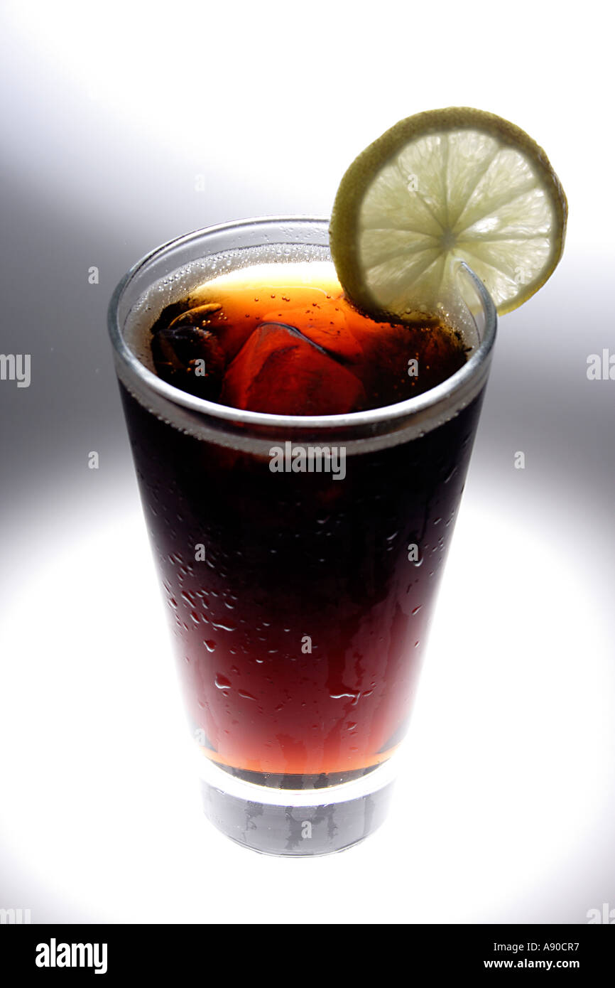 Bebida fría en un vaso Coca Cola Coca Coke un toque de Pepsi con una de limón Fotografía stock - Alamy