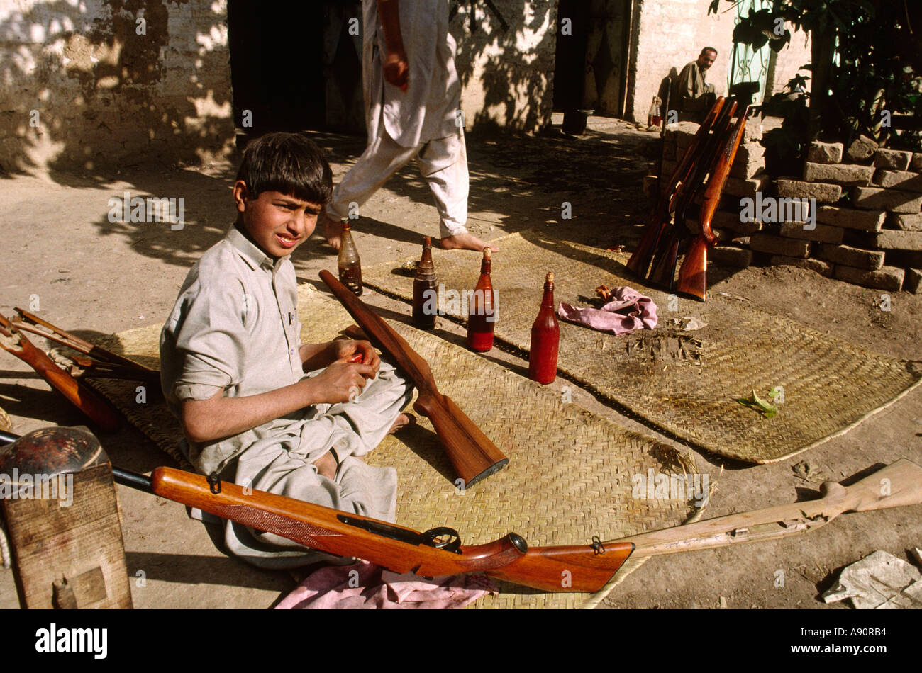 Pakistán NWFP Darra Adam Khel muchachos fusil de madera pulido existencias Foto de stock