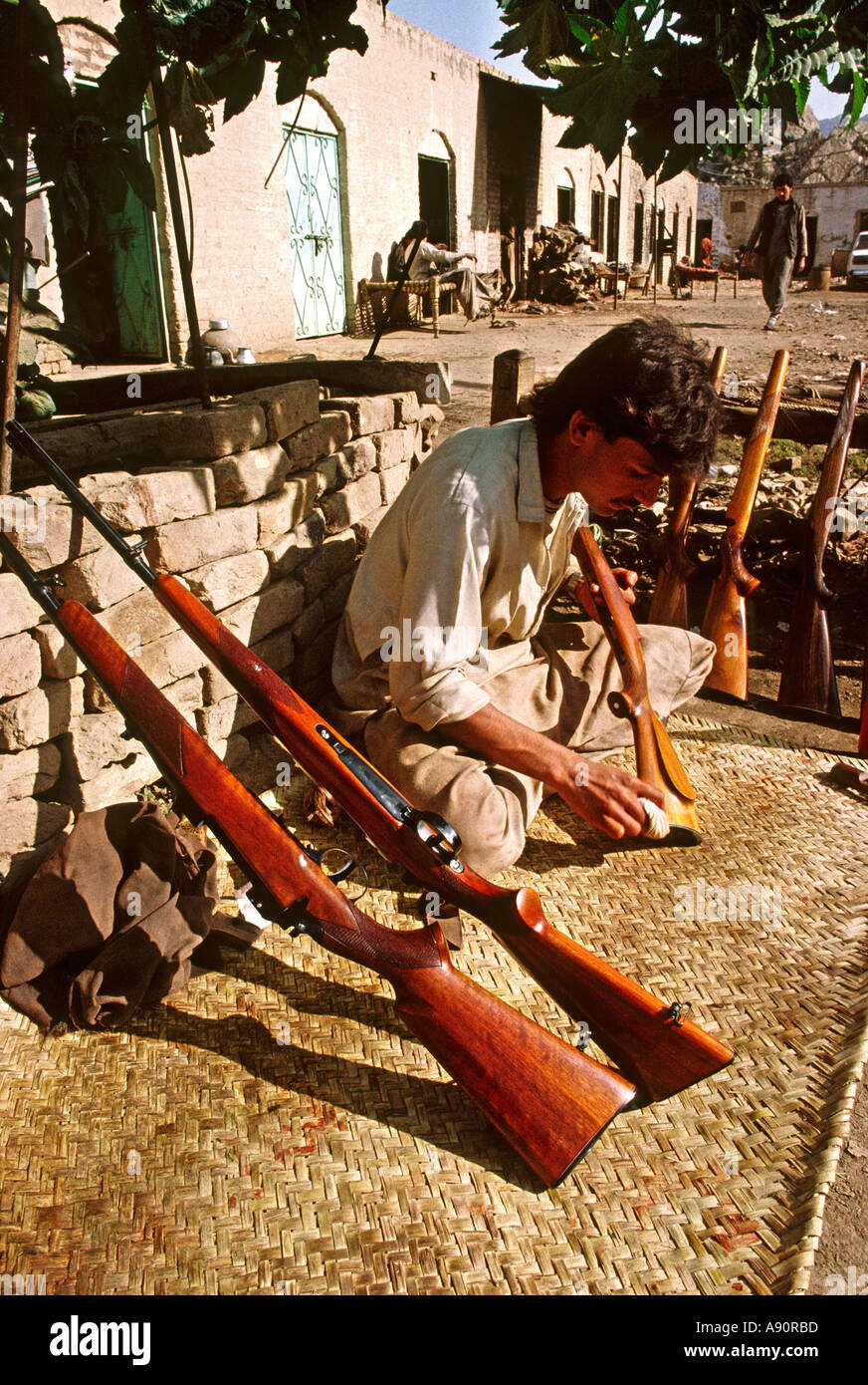 Pakistán NWFP Darra Adam Khel hombre rifle de madera pulido existencias Foto de stock