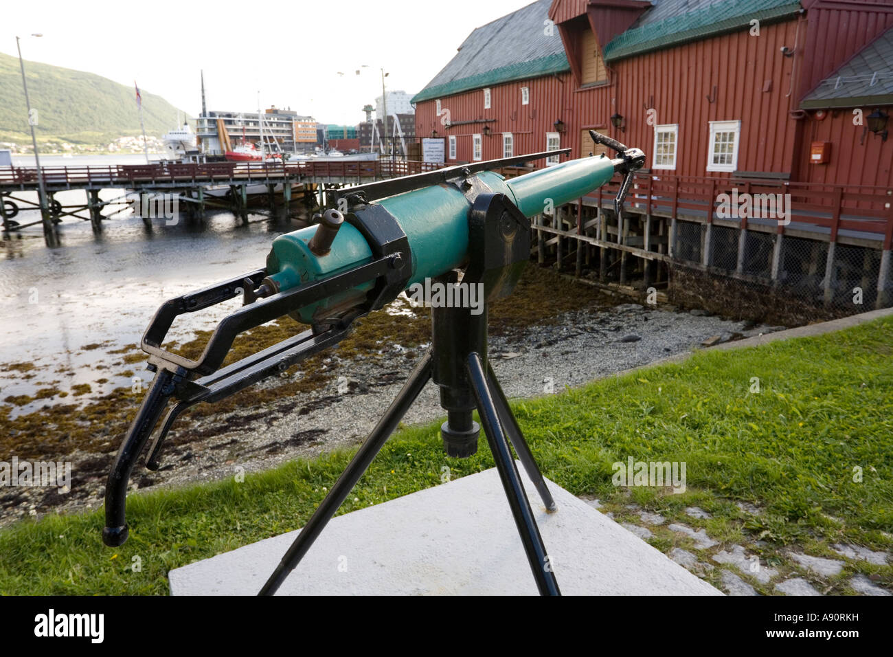 Pistola de arpón ballenero fuera del Museo Polar (Polarmuseet) en Tromso,  Noruega Fotografía de stock - Alamy