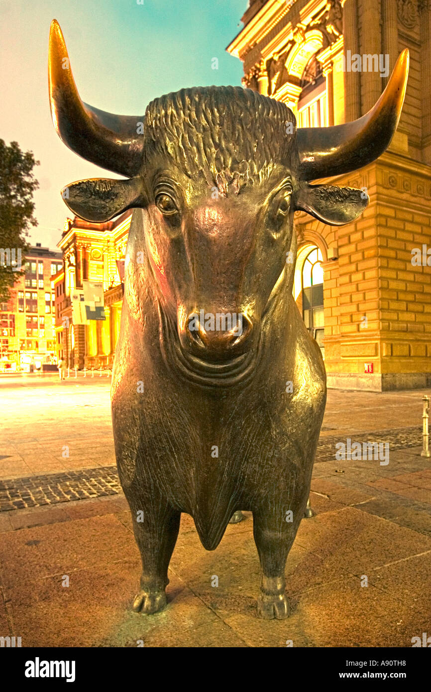 Alemania Frankfurt bull delante de bolsa crepúsculo Foto de stock