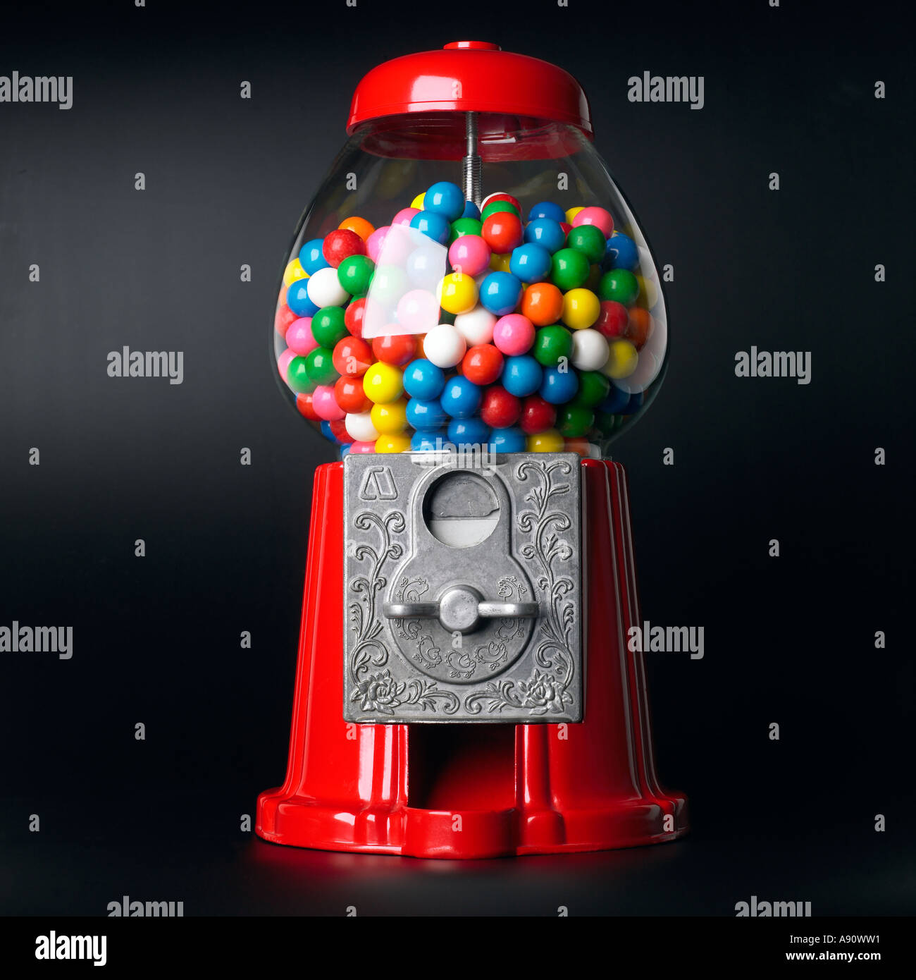 Chicle bola roja máquina Fotografía de stock - Alamy