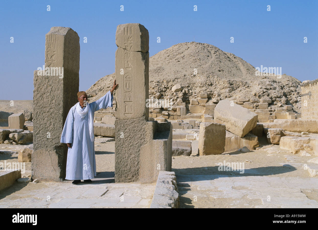 Egipcio de pie delante de la pirámide de las anus, Saqqarah, Egipto Foto de stock
