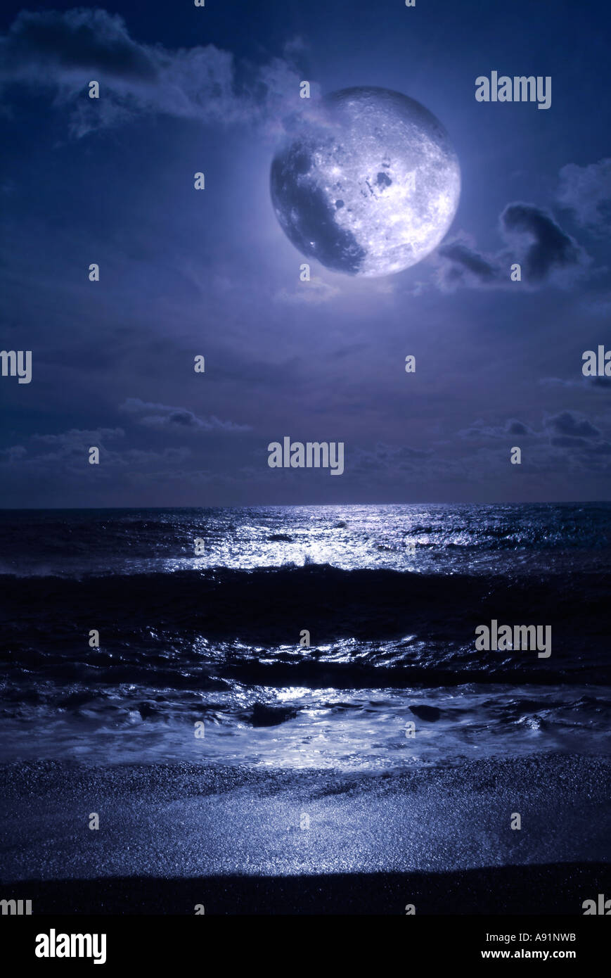 La luna llena y el mar Vollmond und Meer Foto de stock
