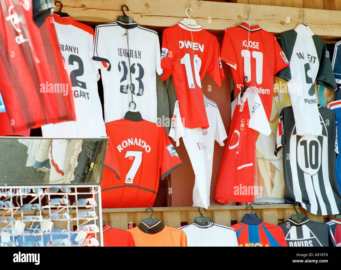 Réplicas de camisetas fútbol a la venta mercado callejero Fotografía de stock -