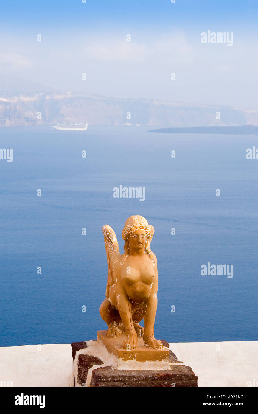 Sphinx Ia oia thira fira santorini islas griegas Cyclades Grecia Europa mediterránea estatua escultura sphinx con vistas al mar Foto de stock
