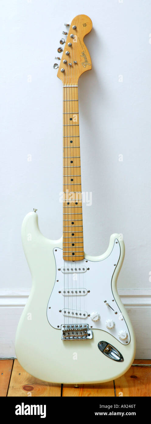 Guitarra eléctrica Fender Stratocaster blanca contra una pared blanca  Fotografía de stock - Alamy