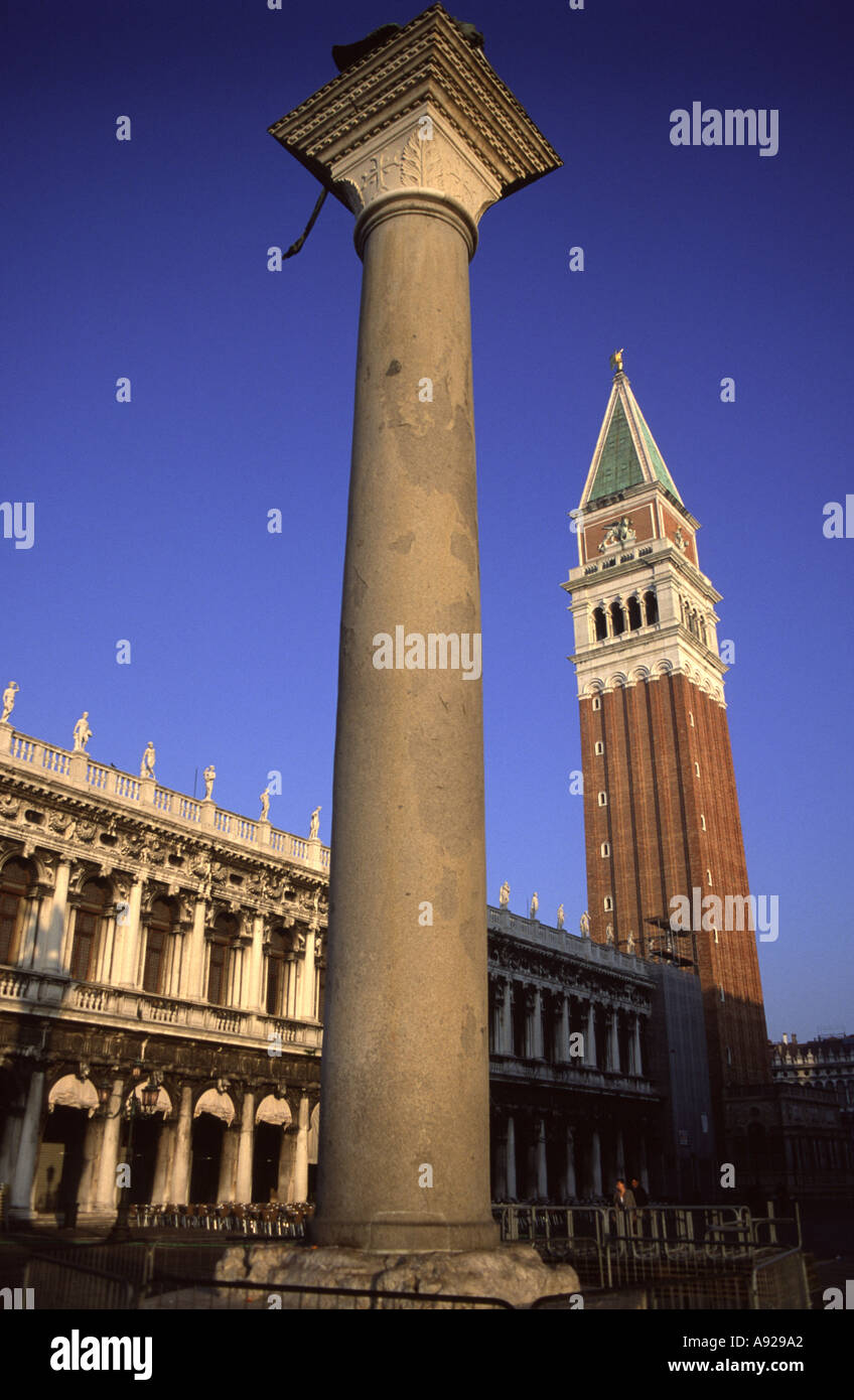 El Leone di San Marco y el Campanile, Venecia, Italia, Europa. Foto de stock