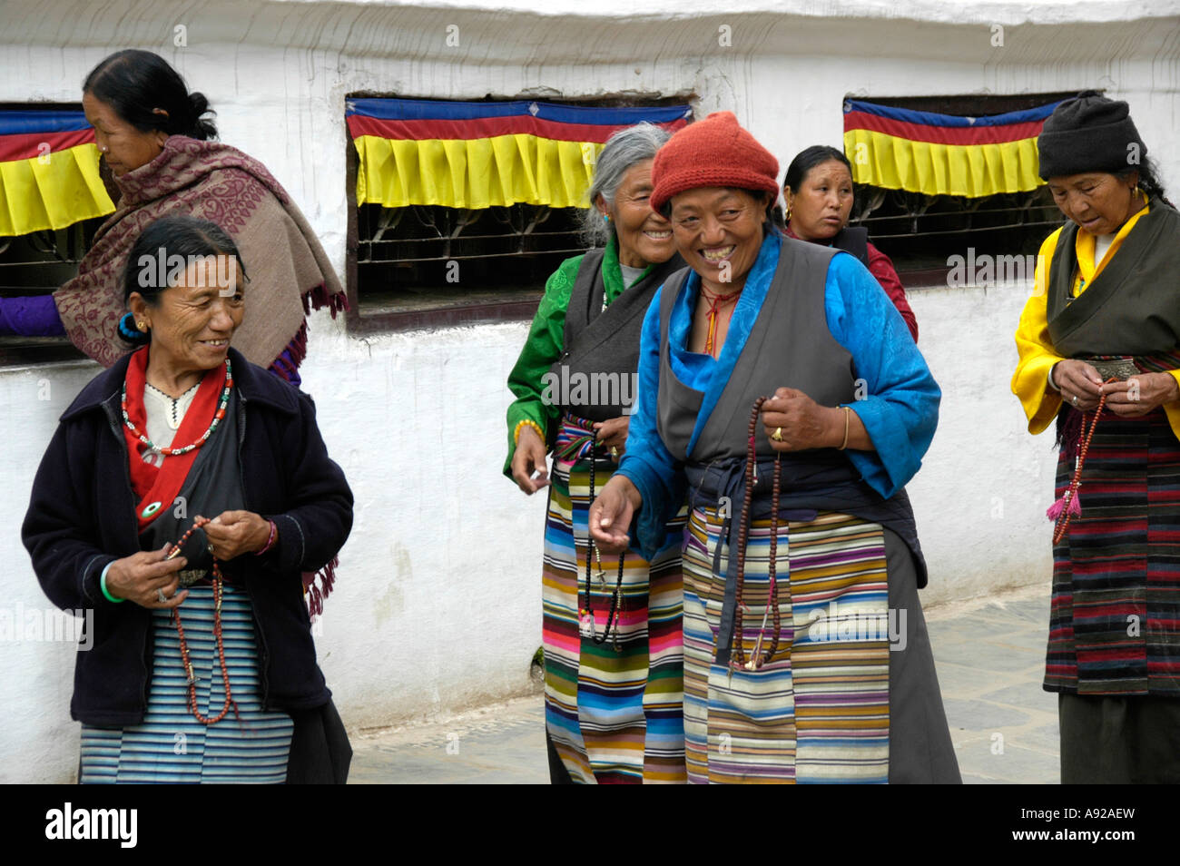 Las mujeres vestidas con el traje tradicional tibetano en la Estupa de  Bodnath Kathmandu Nepal Fotografía de stock - Alamy