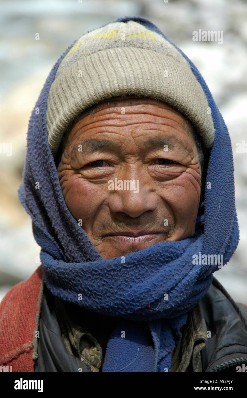 Retrato amable hombre vestido con gorra y abrigo mantón Nar-Phu Annapurna  región Nepal Fotografía de stock - Alamy