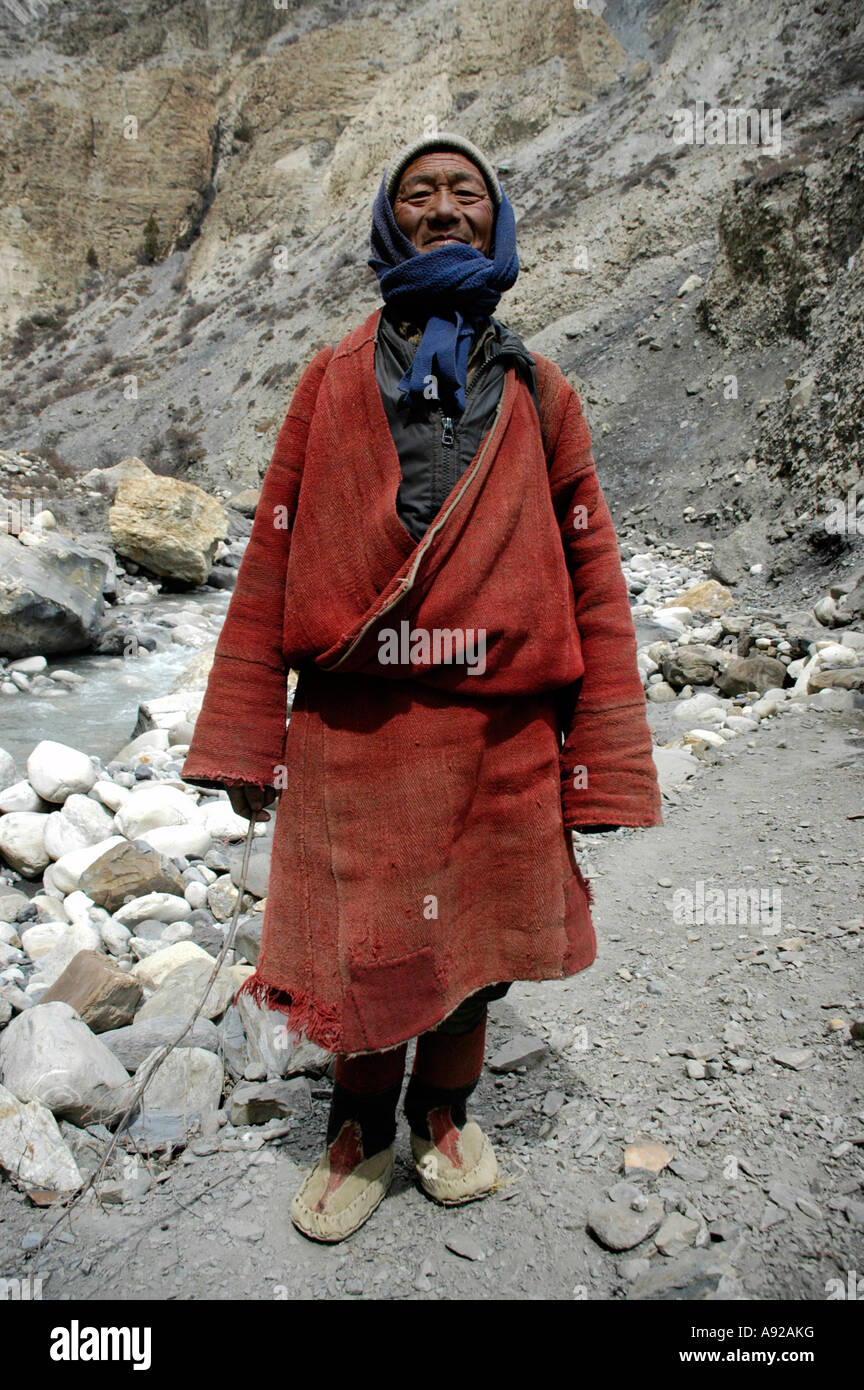 Hombre orgulloso vistiendo abrigo tradicional tapa y mantón Nar-Phu  Annapurna región Nepal Fotografía de stock - Alamy