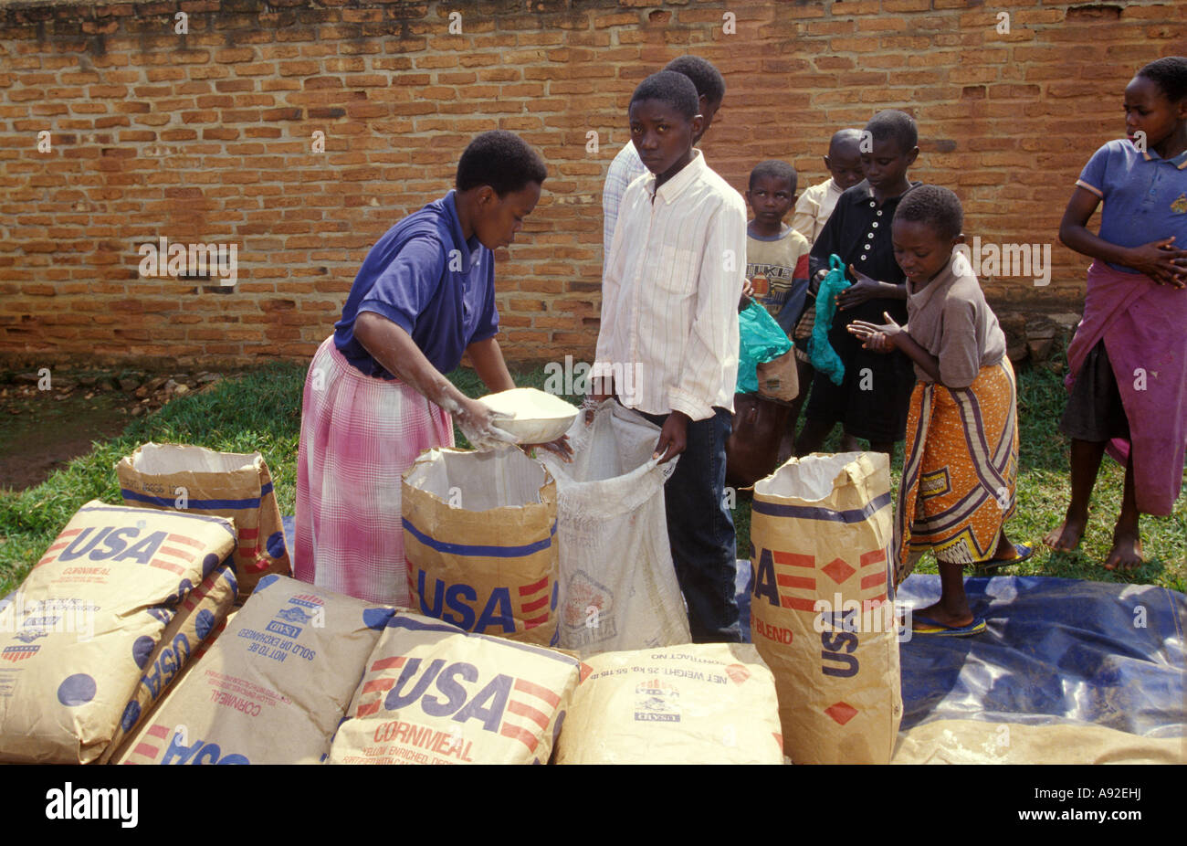 La ayuda extranjera para personas en Ruanda, África Foto de stock