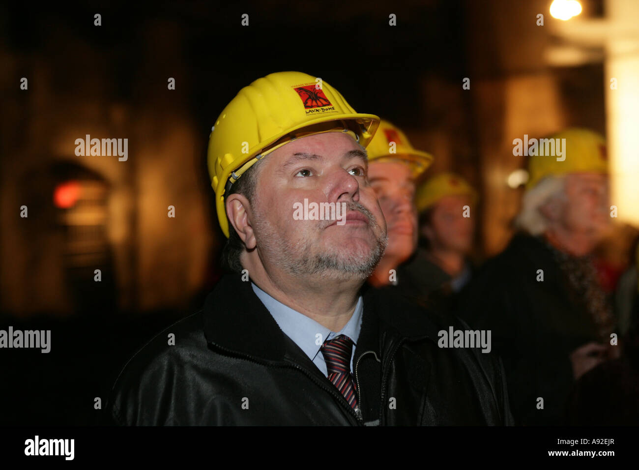 El presidente del partido social demócrata de Alemania, y el primer ministro de Renania-Palatinado Kurt Beck en una mina cerca de mostrar Foto de stock