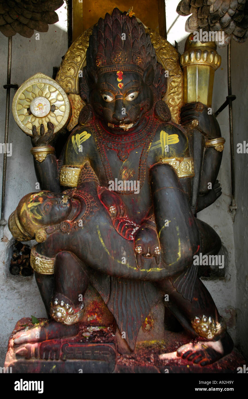 Estatuto de Narsingha Vishnu en su hombre-león encarnación matando a un demonio Hanuman Dhoka Antiguo Palacio Real Kathmandu Nepal Foto de stock
