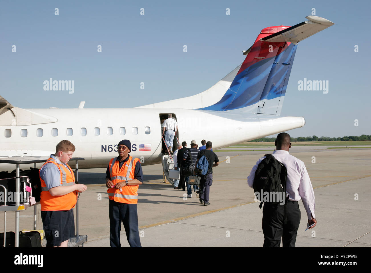 Alabama Montgomery Airport, transporte, vuelo comercial, vuelos,  aerolíneas, Delta Airlines, vuelo de cercanías a Atlanta, embarque de  pasajeros, mano de equipaje Fotografía de stock - Alamy