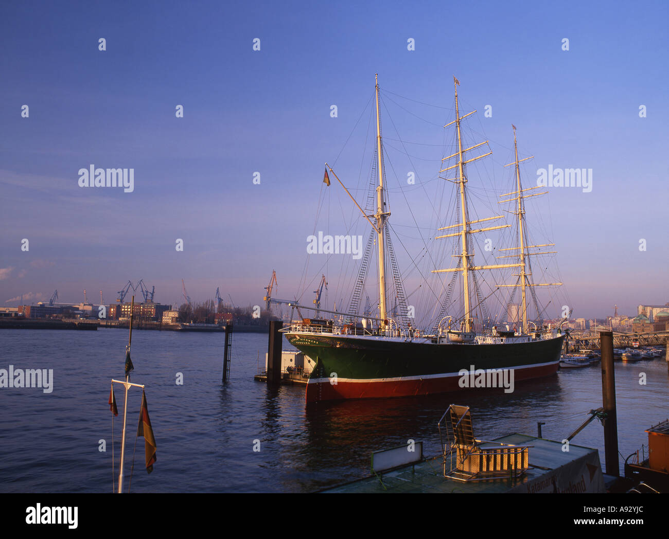 Barco Museo Rickmer Rickmers puerto sobre el río Elba mañana temprano ver St Pauli, Hamburgo, Alemania Foto de stock