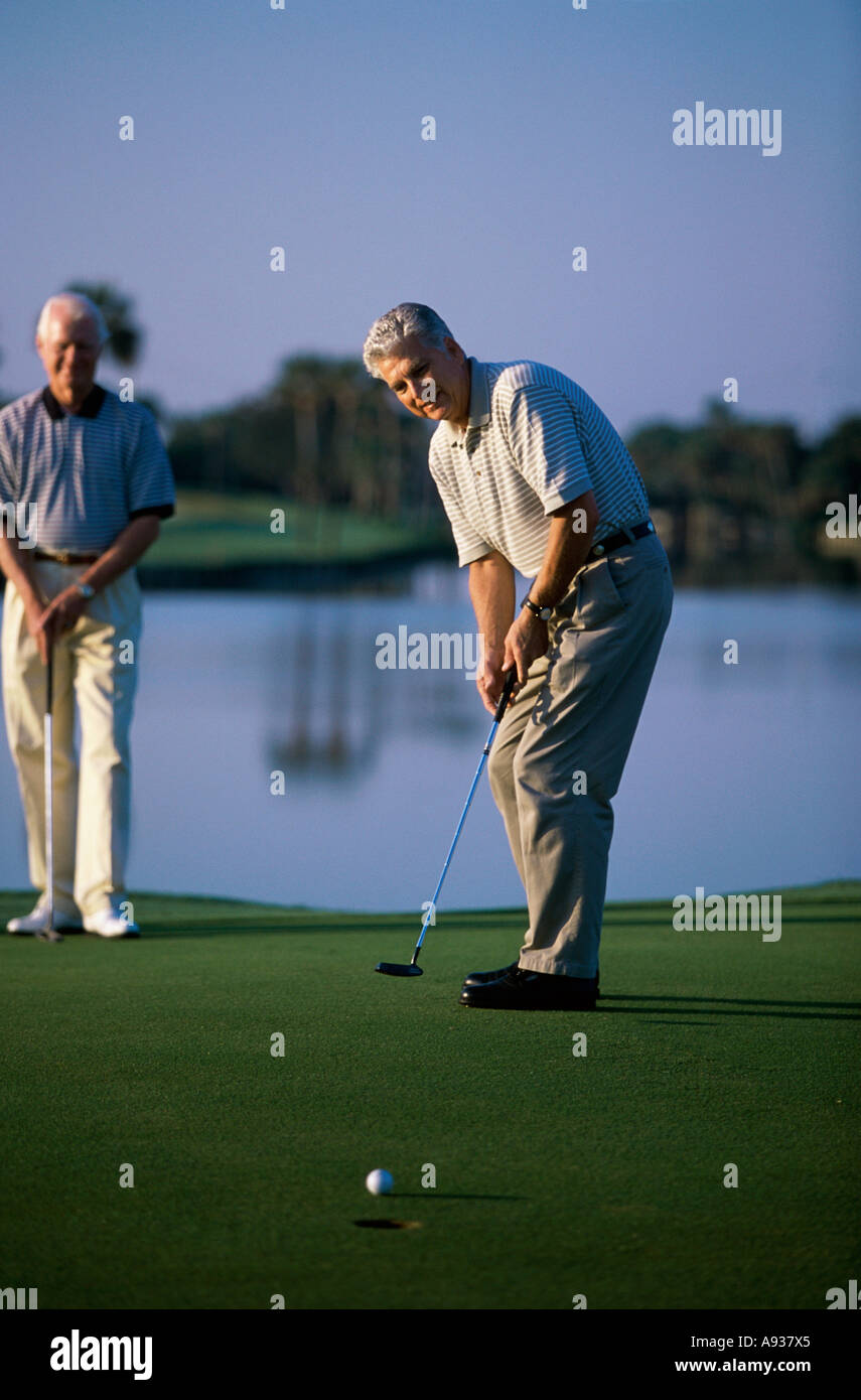 Dos altos hombres jugando al golf Foto de stock