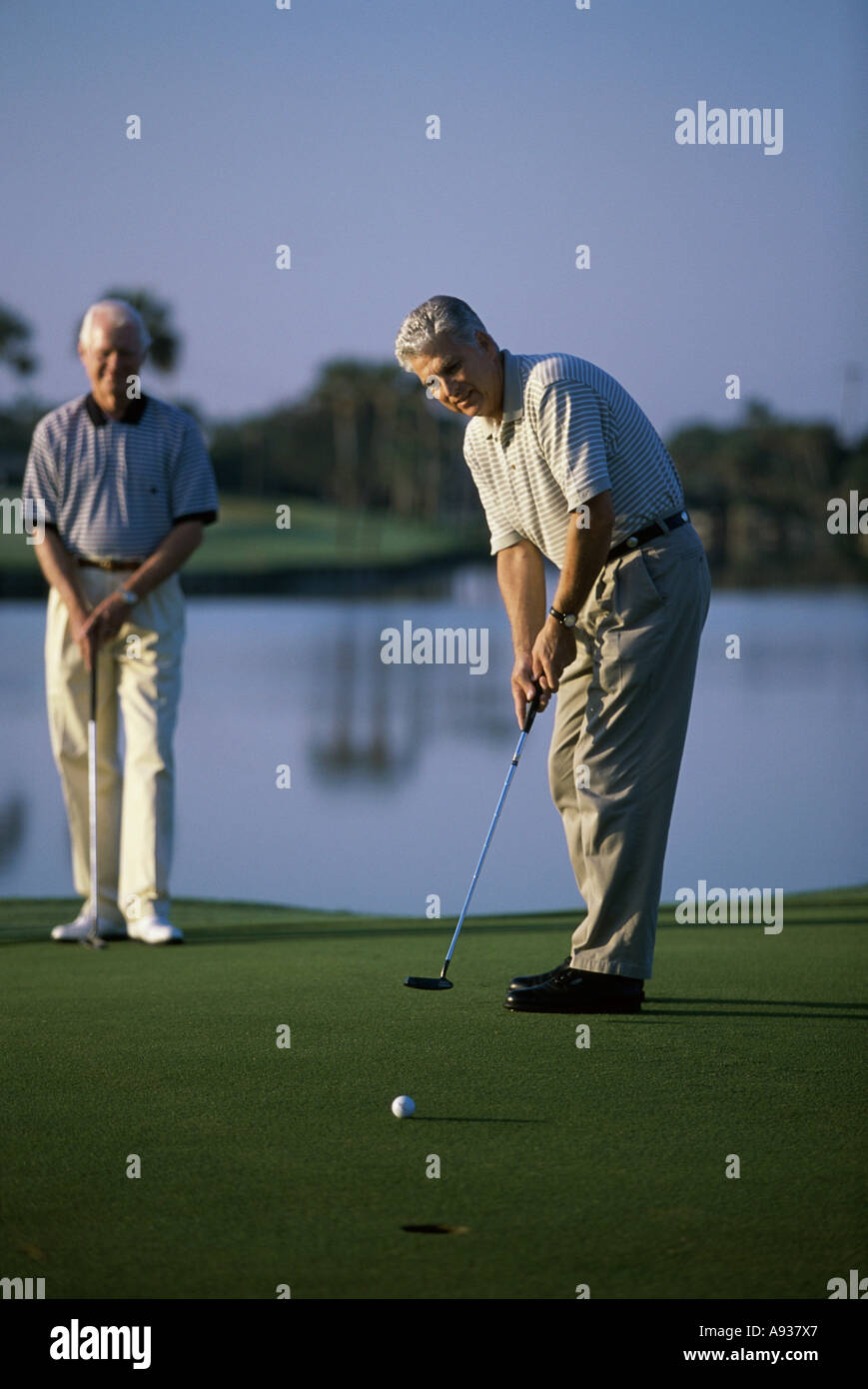 Dos altos hombres jugando al golf Foto de stock