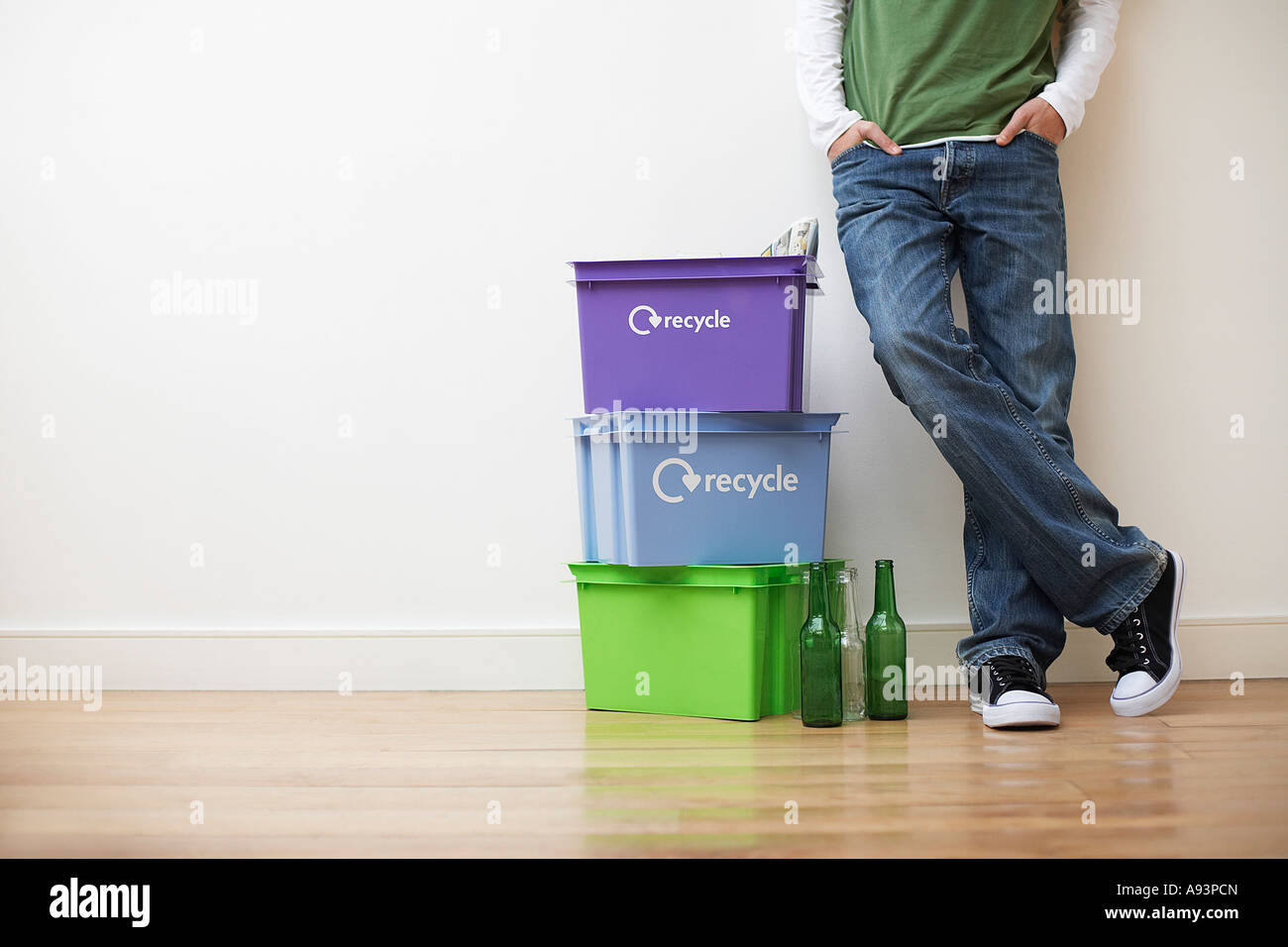 Bajo La Seccion Vista De Joven Apoyandose Contra La Pared Junto Al