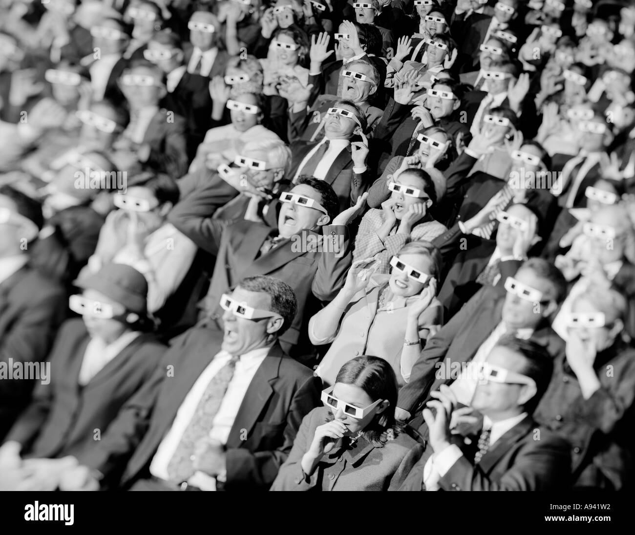 Un alto ángulo de visualización de un grupo de espectadores sentados en un cine de llevar gafas 3D. Foto de stock