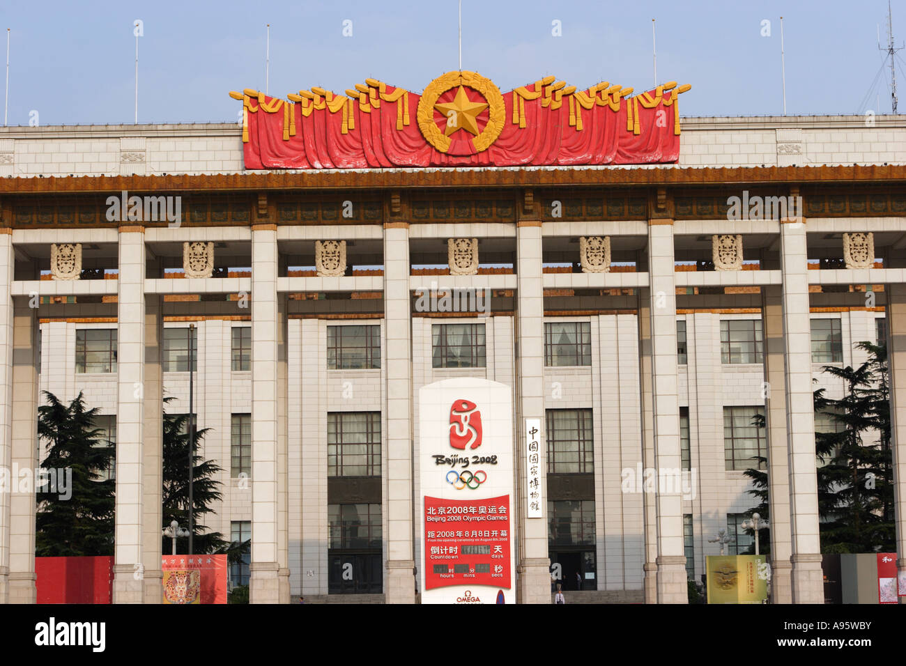 Reloj de cuenta atrás para las ceremonias de apertura de los Juegos Olímpicos de Verano de 2008 el Museo de la historia de China la plaza de Tiananmen Beijing Foto de stock