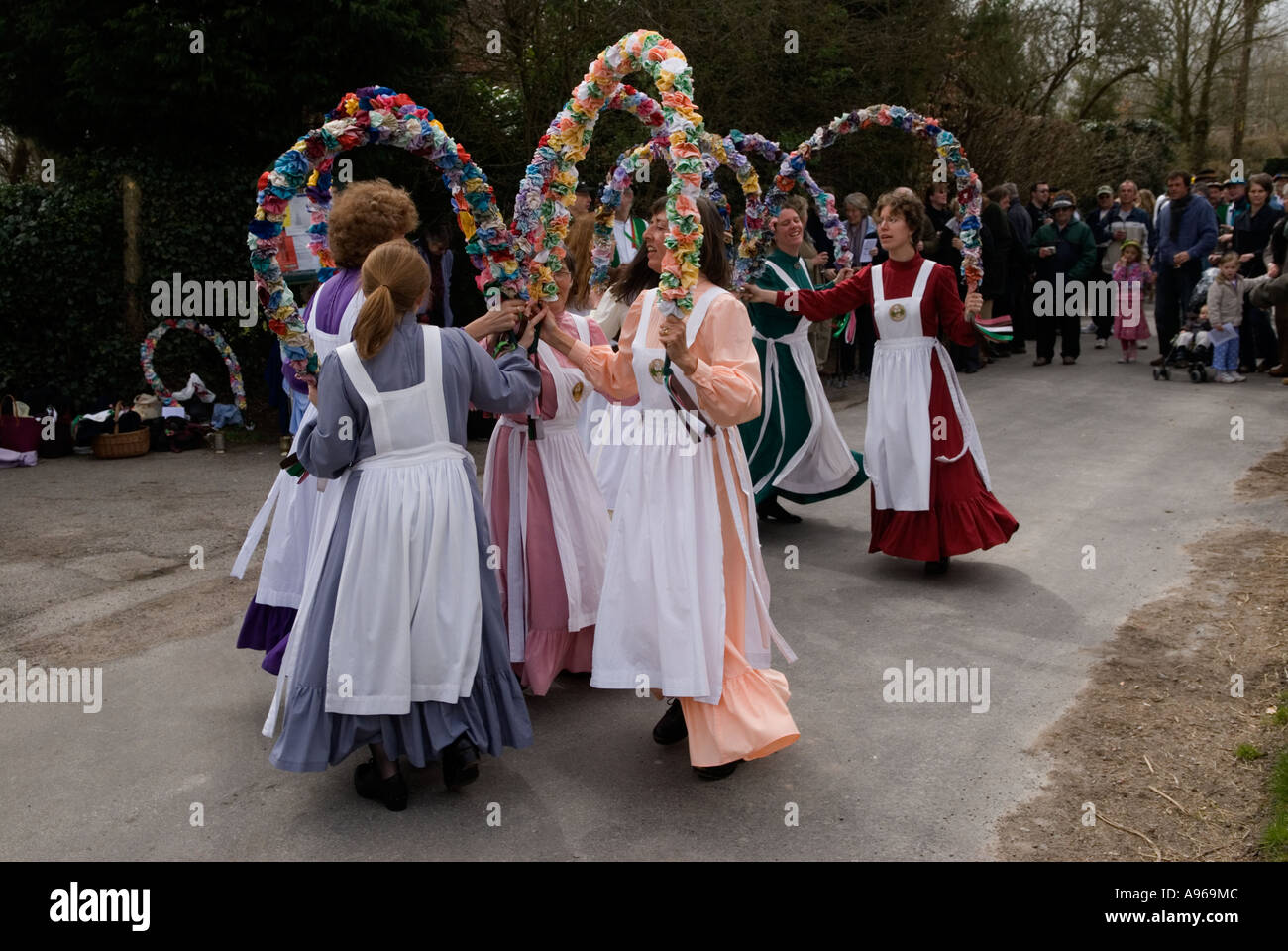 Los nudos de mayo damas equipo de bailarines de danza morris Viernes