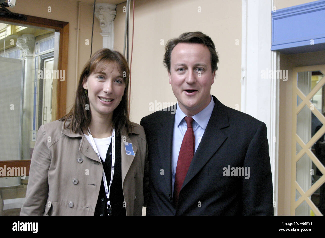 David Cameron mp y tory líder con su esposa,samantha.2005 Foto de stock