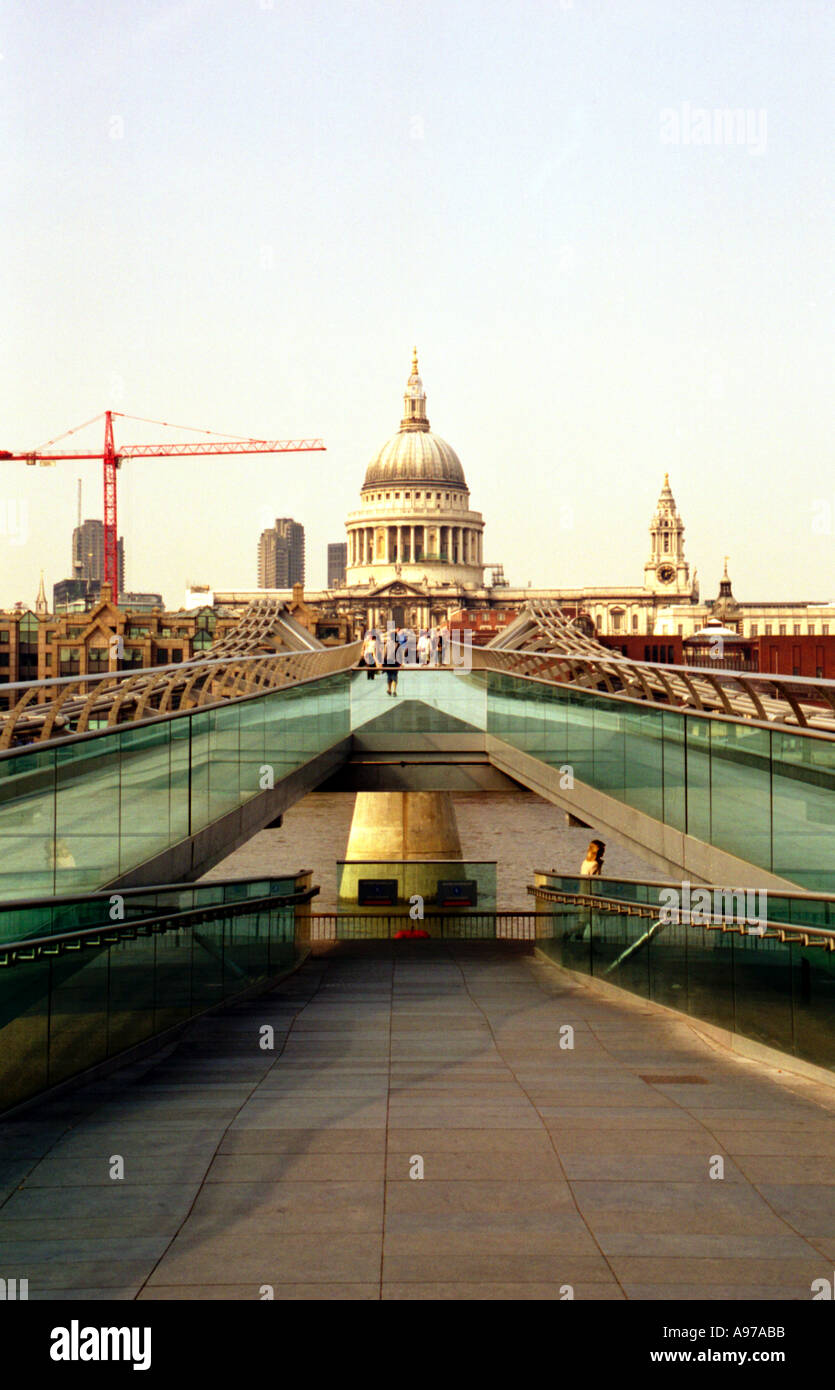 Londres Inglaterra Millennium Bridge Foto de stock