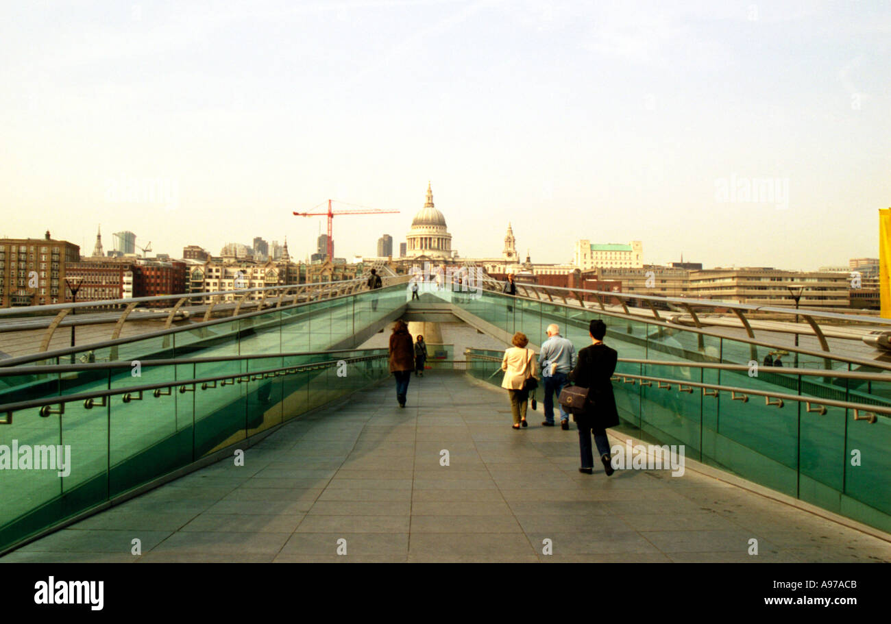 Puente del Milenio de Londres Reino Unido Foto de stock