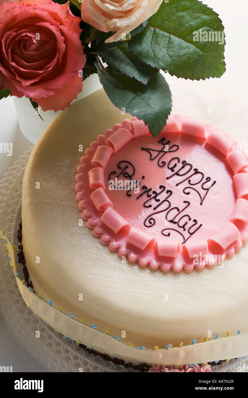 Tarta de Cumpleaños con las palabras Feliz Cumpleaños rosas FoodCollection  Fotografía de stock - Alamy