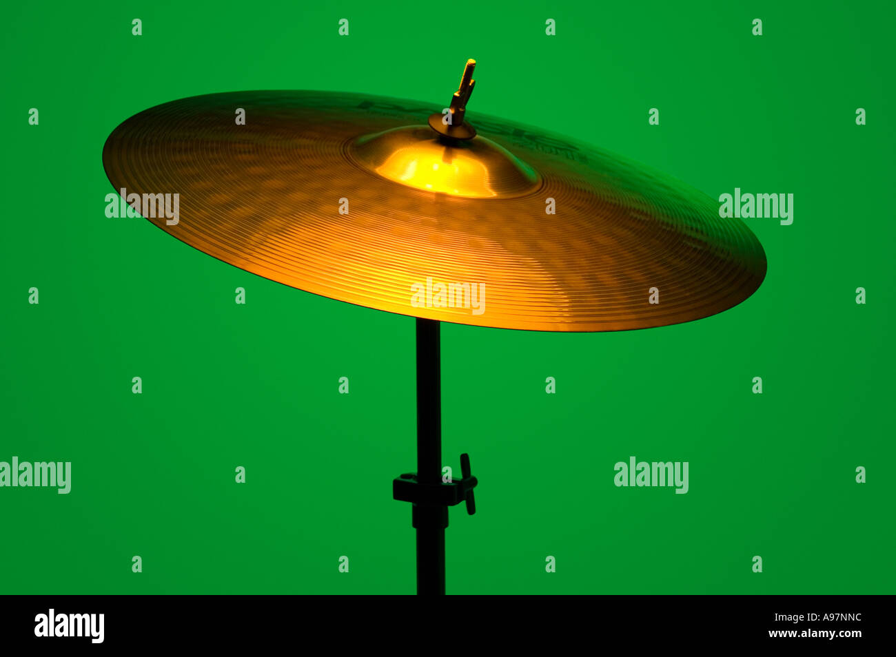 Instrumento de percusión DRUM platillos sobre fondo verde Foto de stock