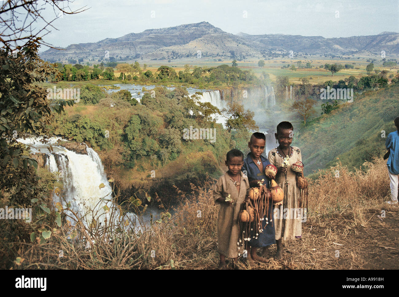 Los niños africanos ofreciendo calabazas para venta o Tissiat Cataratas del Nilo Azul cerca de Bahir Dar Etiopía Foto de stock