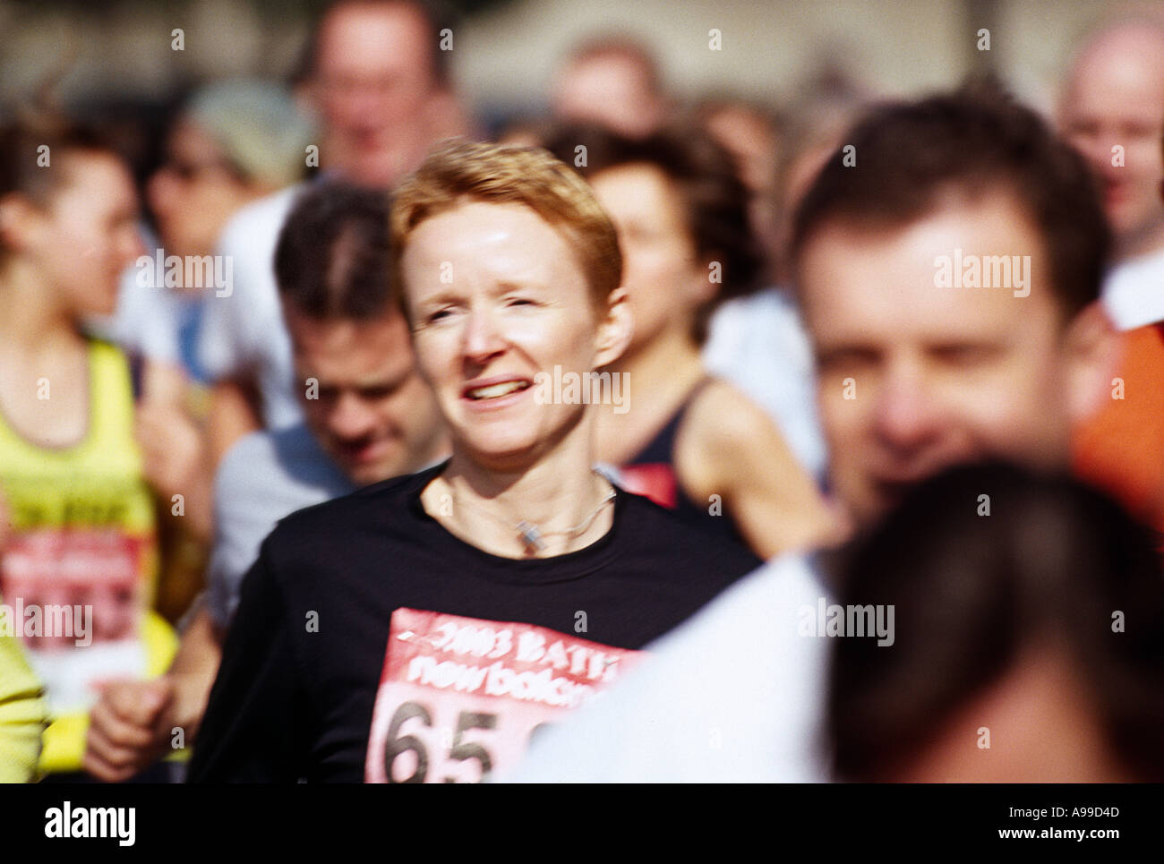 Mujer joven tomando parte en la media maratón de la ciudad de Bath Bath Inglaterra Foto de stock