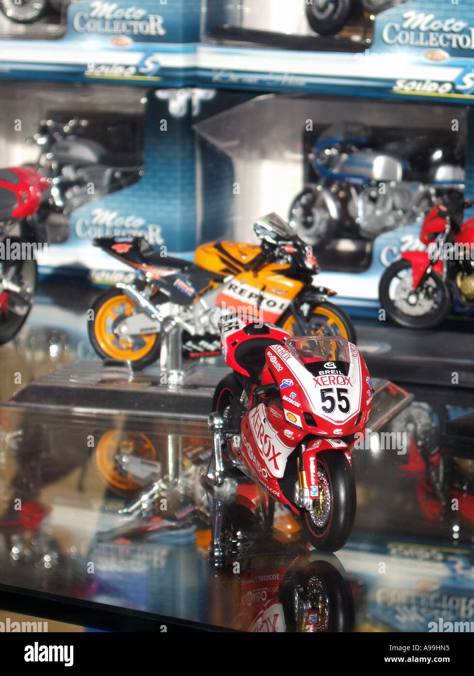 Motos de carreras de GP juguetes en miniatura en escaparate