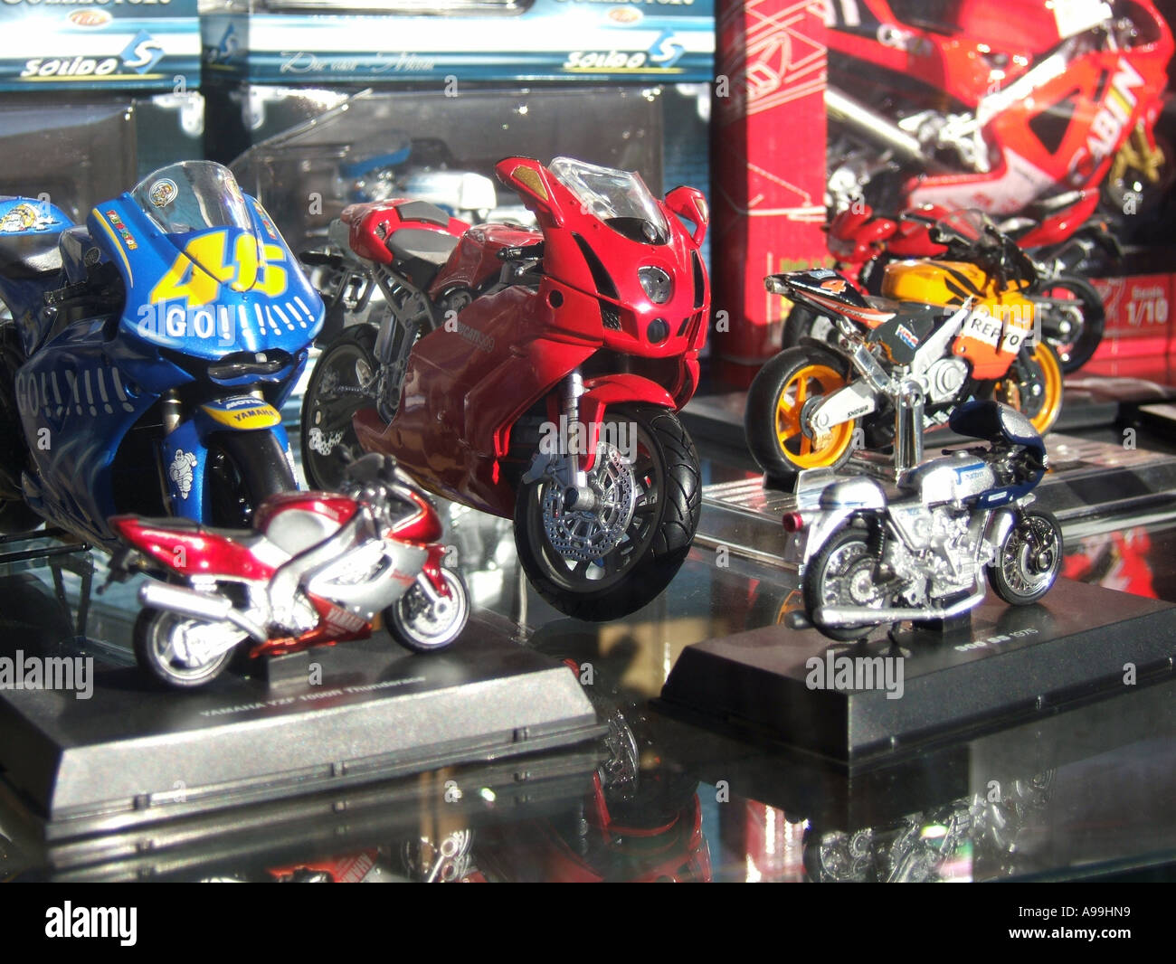 Motos de carreras de GP juguetes en miniatura en escaparate Fotografía de  stock - Alamy