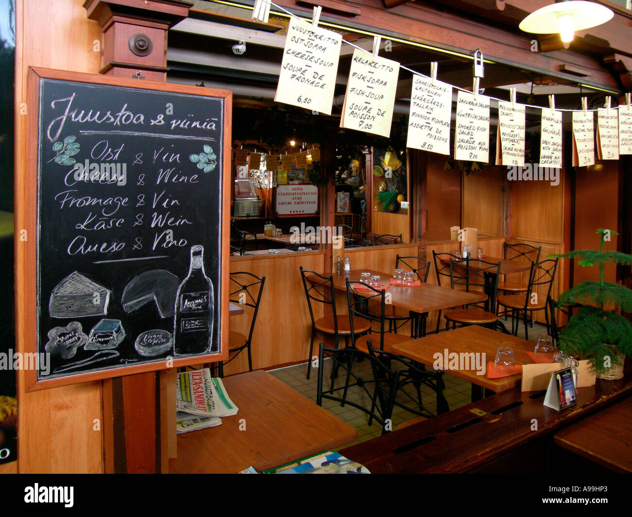 Bistro bar brasserie de estilo francés con vino y queso en el mercado cubierto market hall en Helsinki, Finlandia Foto de stock