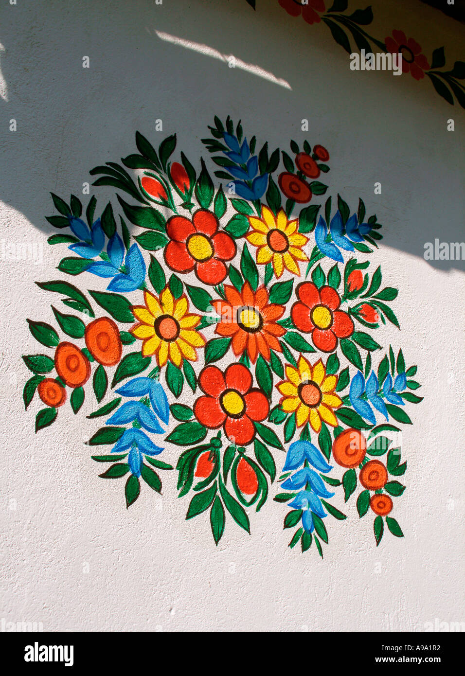 Con flores pintadas en la pared de la casa en Polonia Zalipie Fotografía de  stock - Alamy