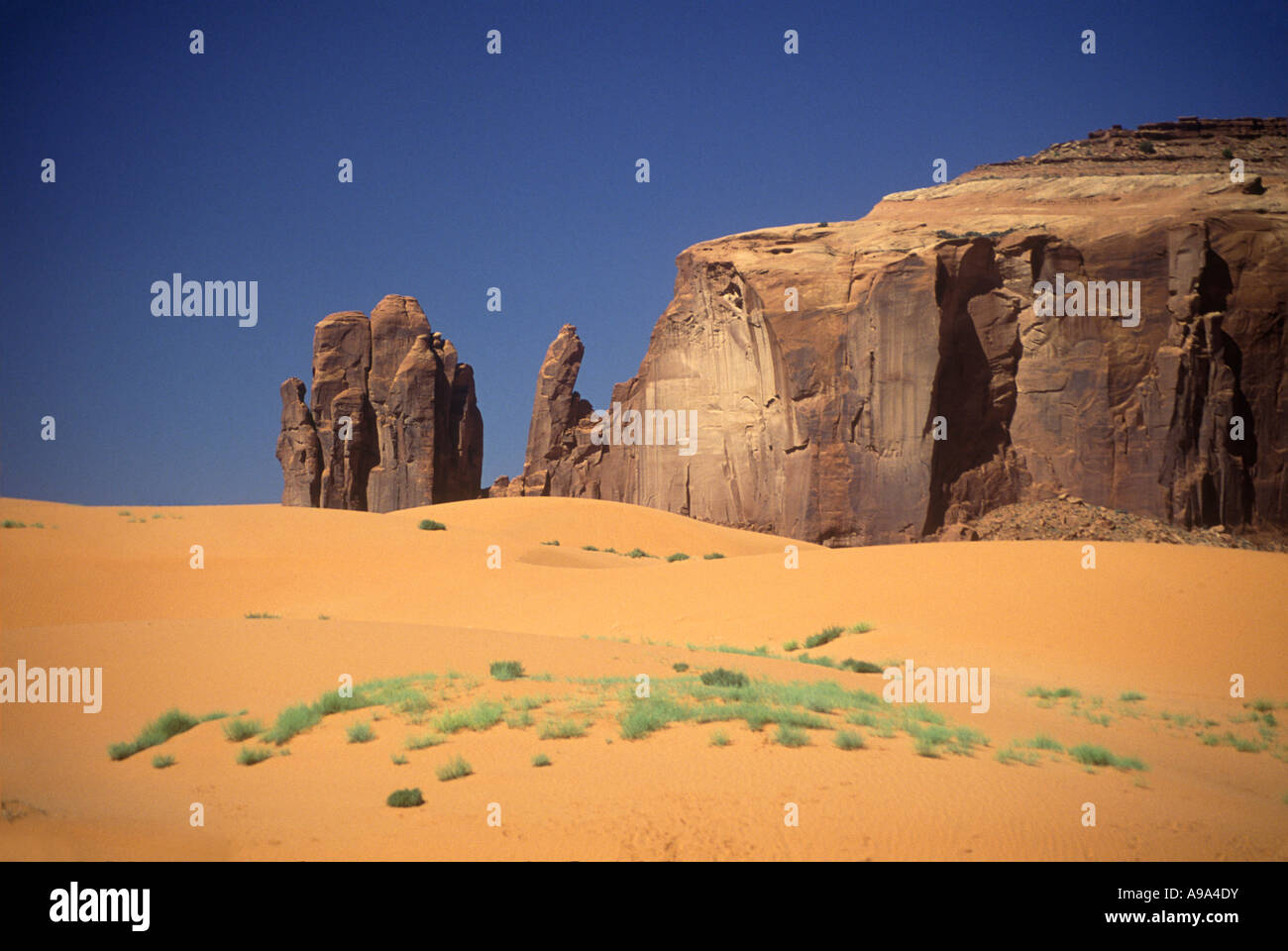 La arena del desierto Monument Valley Navajo Tribal Park Utah, Arizona, EE.UU. Foto de stock