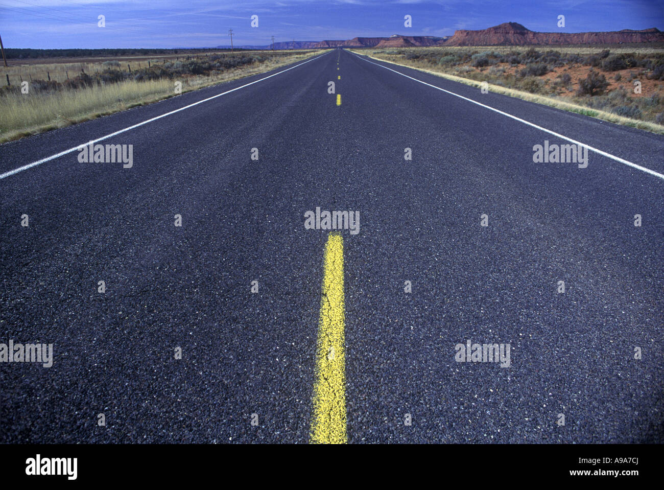 Una línea amarilla carretera vacía la ruta 89 Norte de Arizona, EE.UU  Fotografía de stock - Alamy