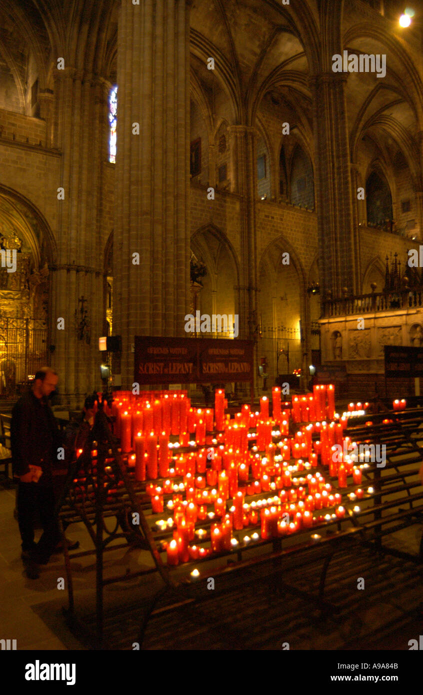 Velas rojas en el interior de la Catedral de Barcelona. La catedral es  oficialmente llamada Catedral de la Santa Creu i Santa Eulalia Fotografía  de stock - Alamy
