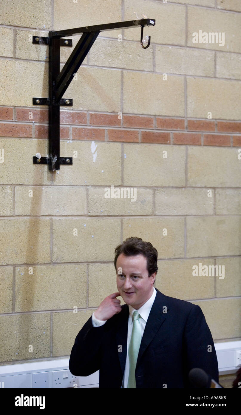 El líder del Partido Conservador, David Cameron, en una visita a un centro de recursos musulmana en Coventry West Midlands England UK JJ5D0530 Foto de stock