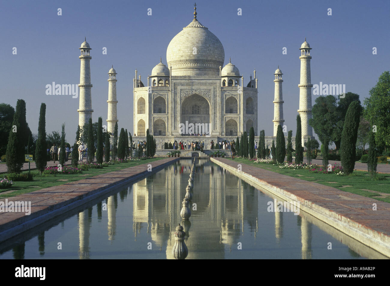 La piscina reflectante del Taj Mahal de Agra en Uttar Pradesh, India Foto de stock