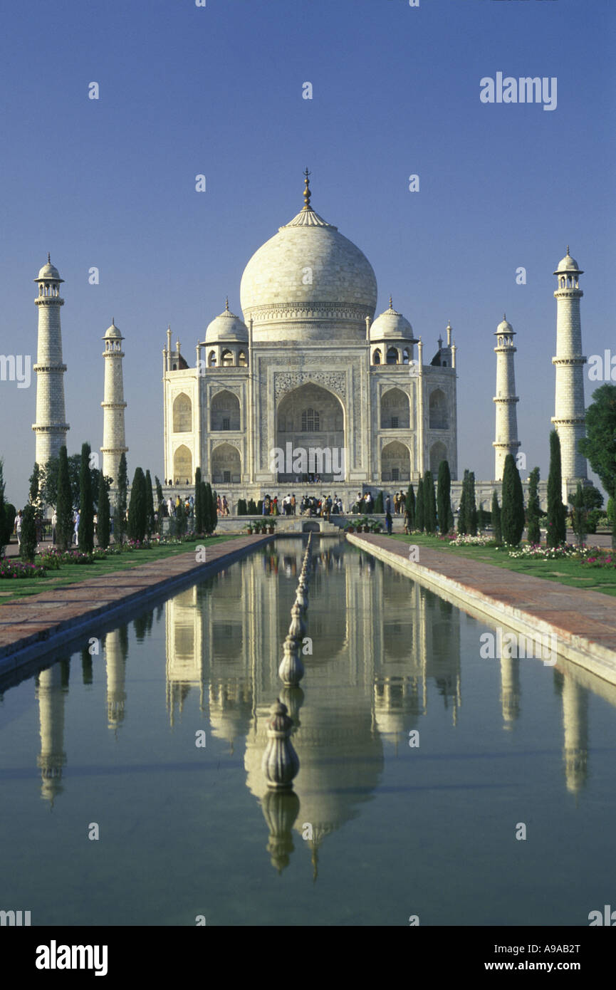 La piscina reflectante del Taj Mahal de Agra en Uttar Pradesh, India Foto de stock